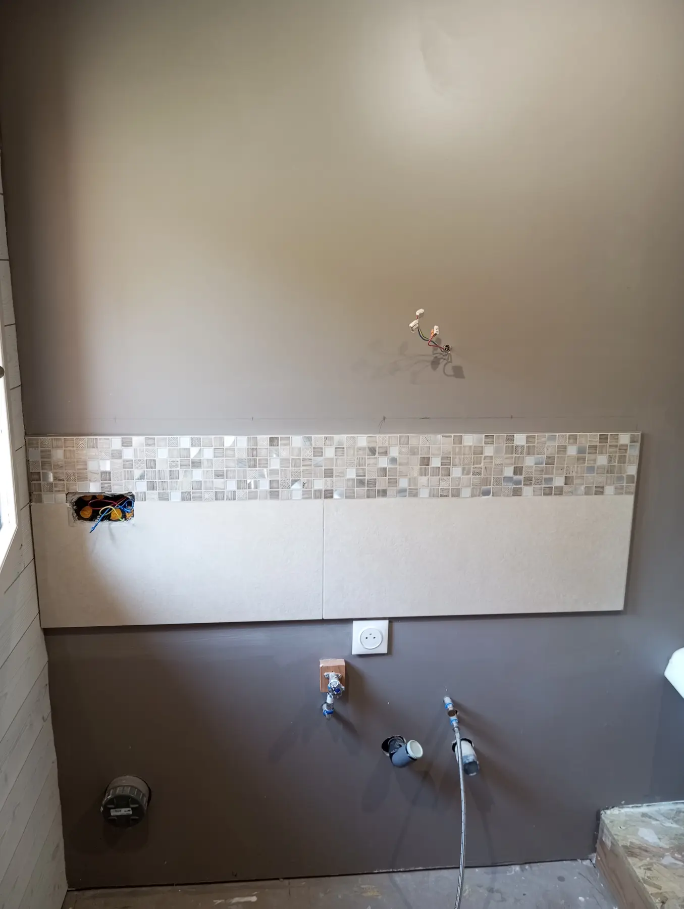 Crédence de vasque en faïence avec bande mosaïque assortie