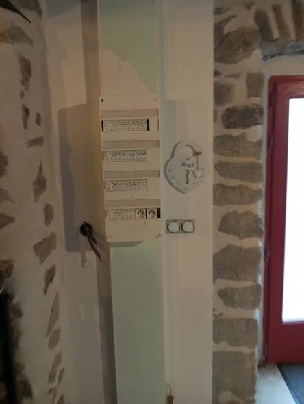 Tableau électrique intégré avec finition propre après travaux