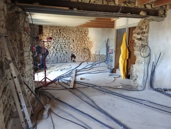 Chantier électricité en cours avec passage des réseaux