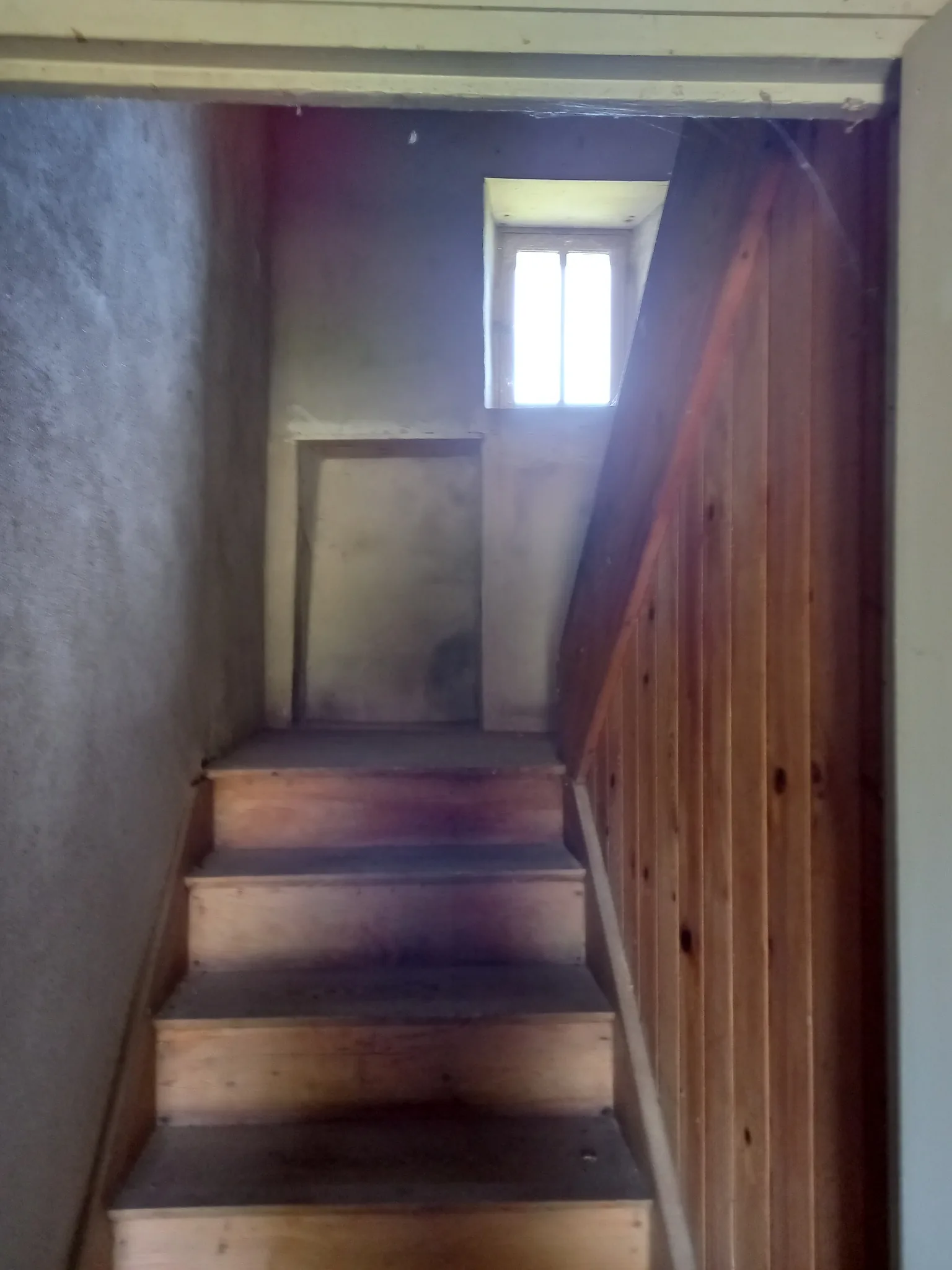 Escalier avant travaux enduit