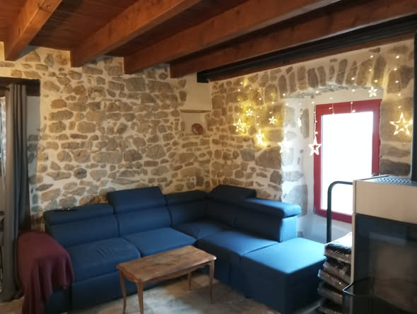 Pièce rénovée avec murs en pierre et joints repris