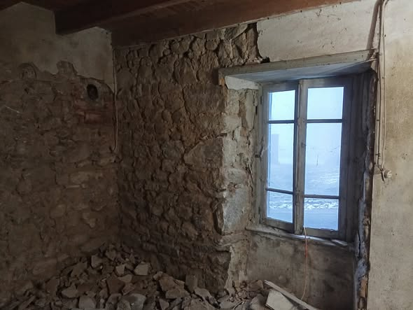 Pièce en pierre avant reprise d’enduit et joints