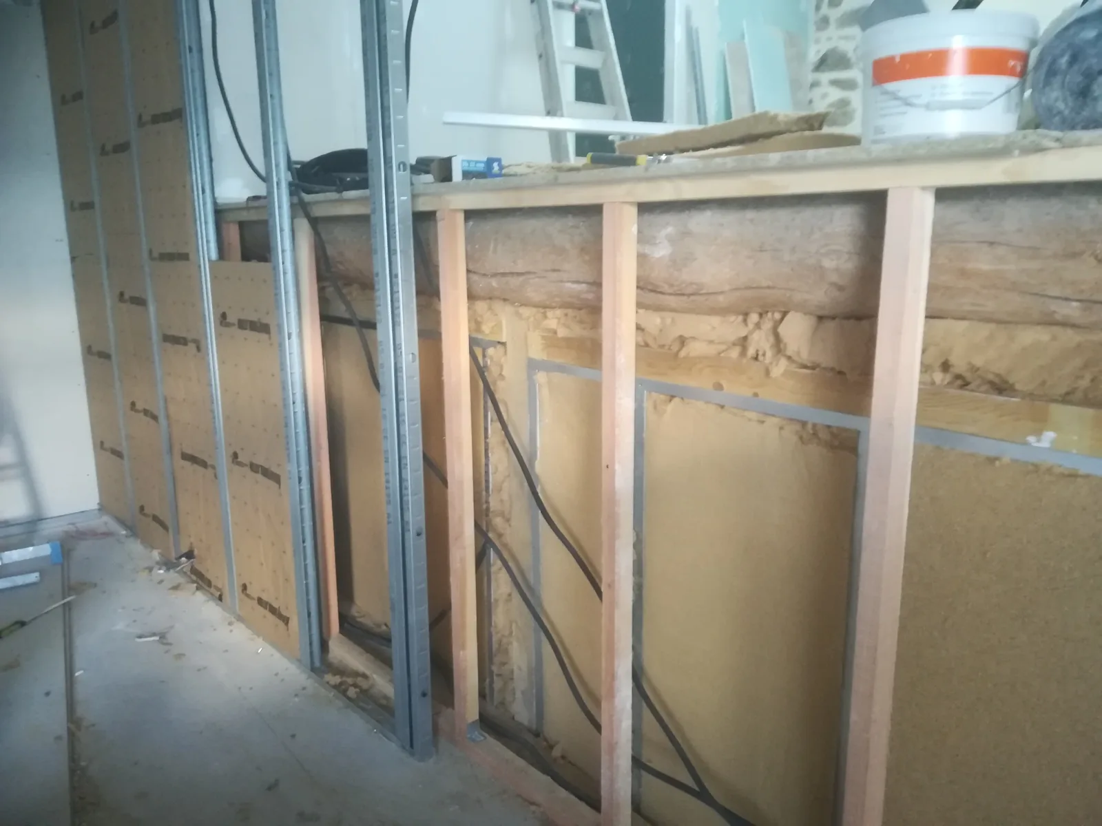 Isolation et doublage de mur en cours