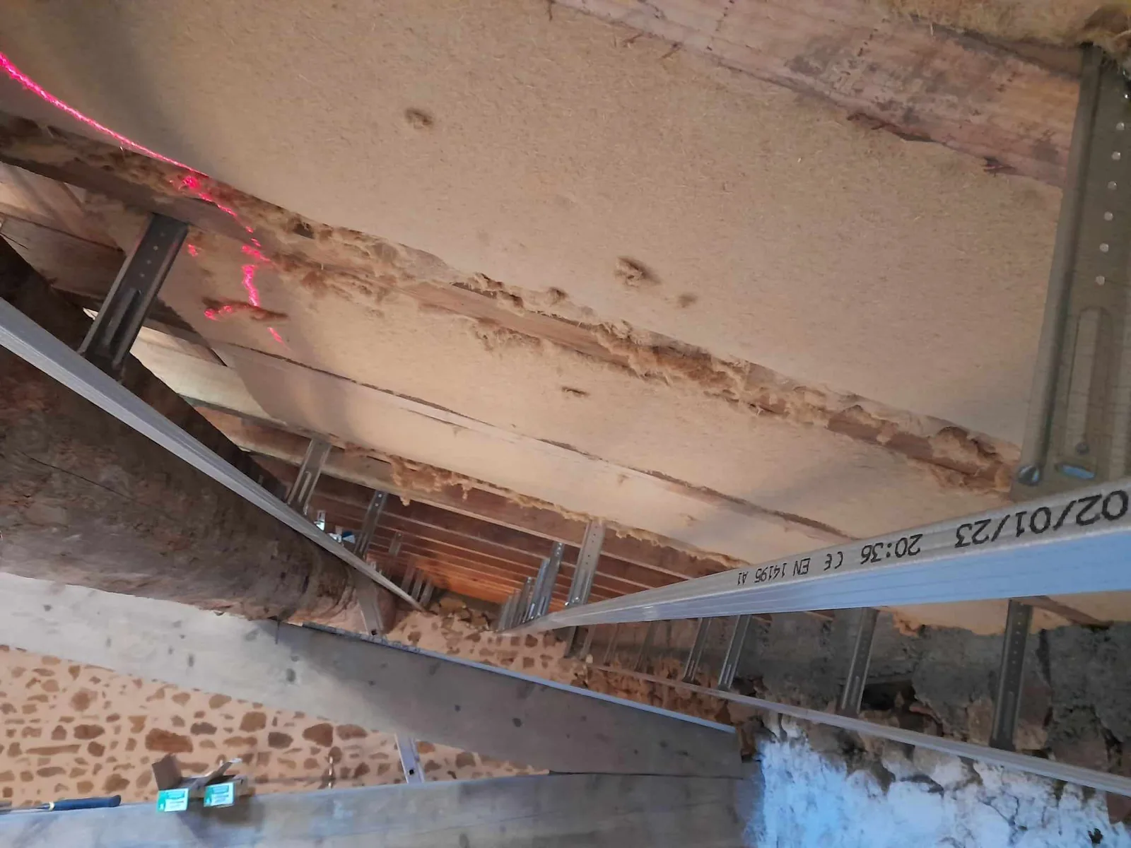 Isolation plafond avec rails et panneaux