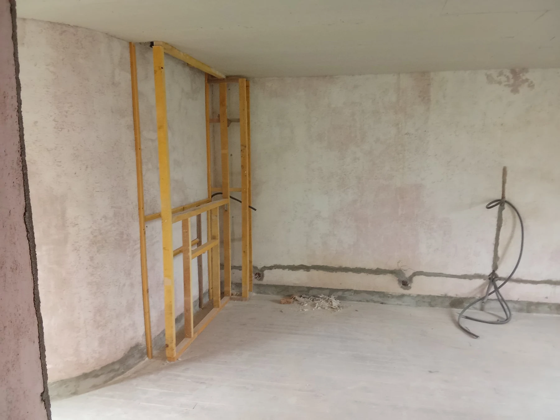 Pièce avant aménagement avec préparation de cloison et niche TV