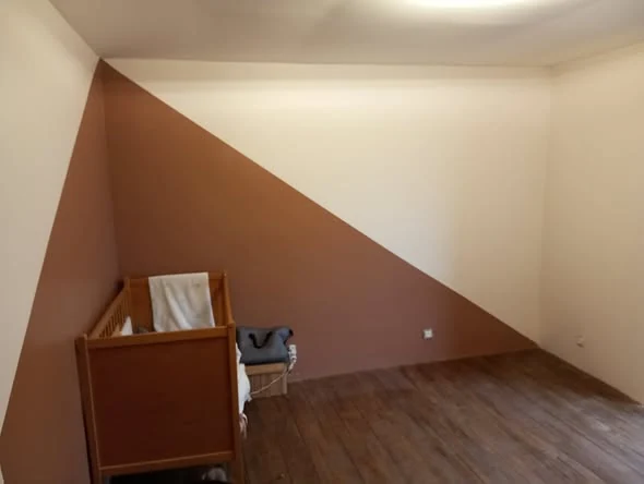 Chambre rénovée avec peinture satinée deux couleurs et mur graphique