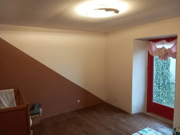 Chambre rénovée avec peinture satinée deux couleurs, vue complémentaire