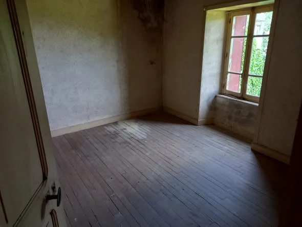 Chambre avant rénovation peinture avec murs anciens et parquet