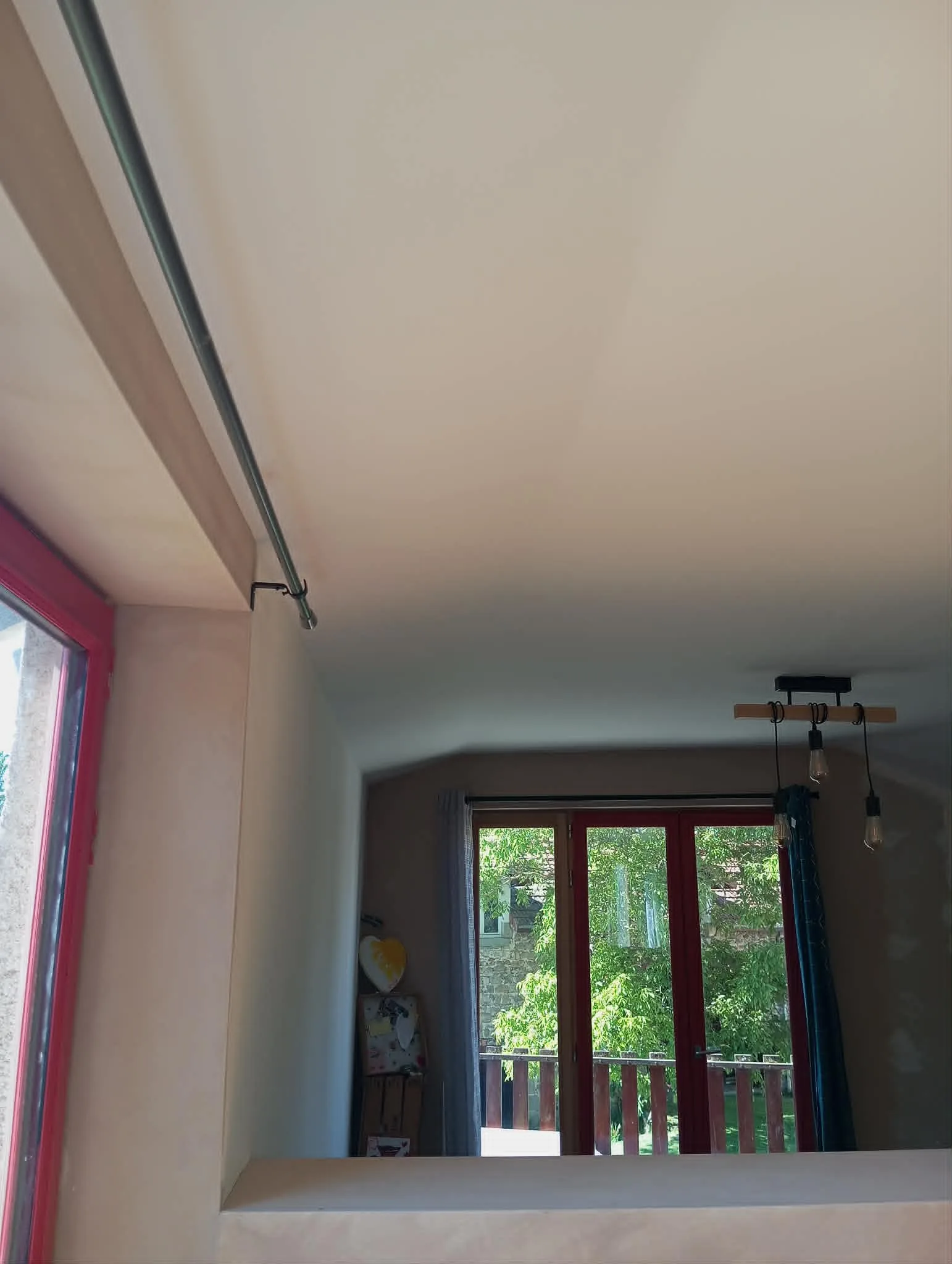 Plafond fini après ponçage, ratissage et peinture mate
