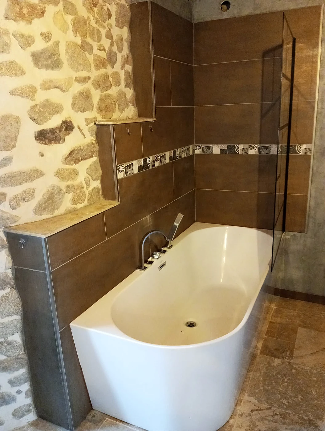 Salle de bain finie avec baignoire îlot et faïence