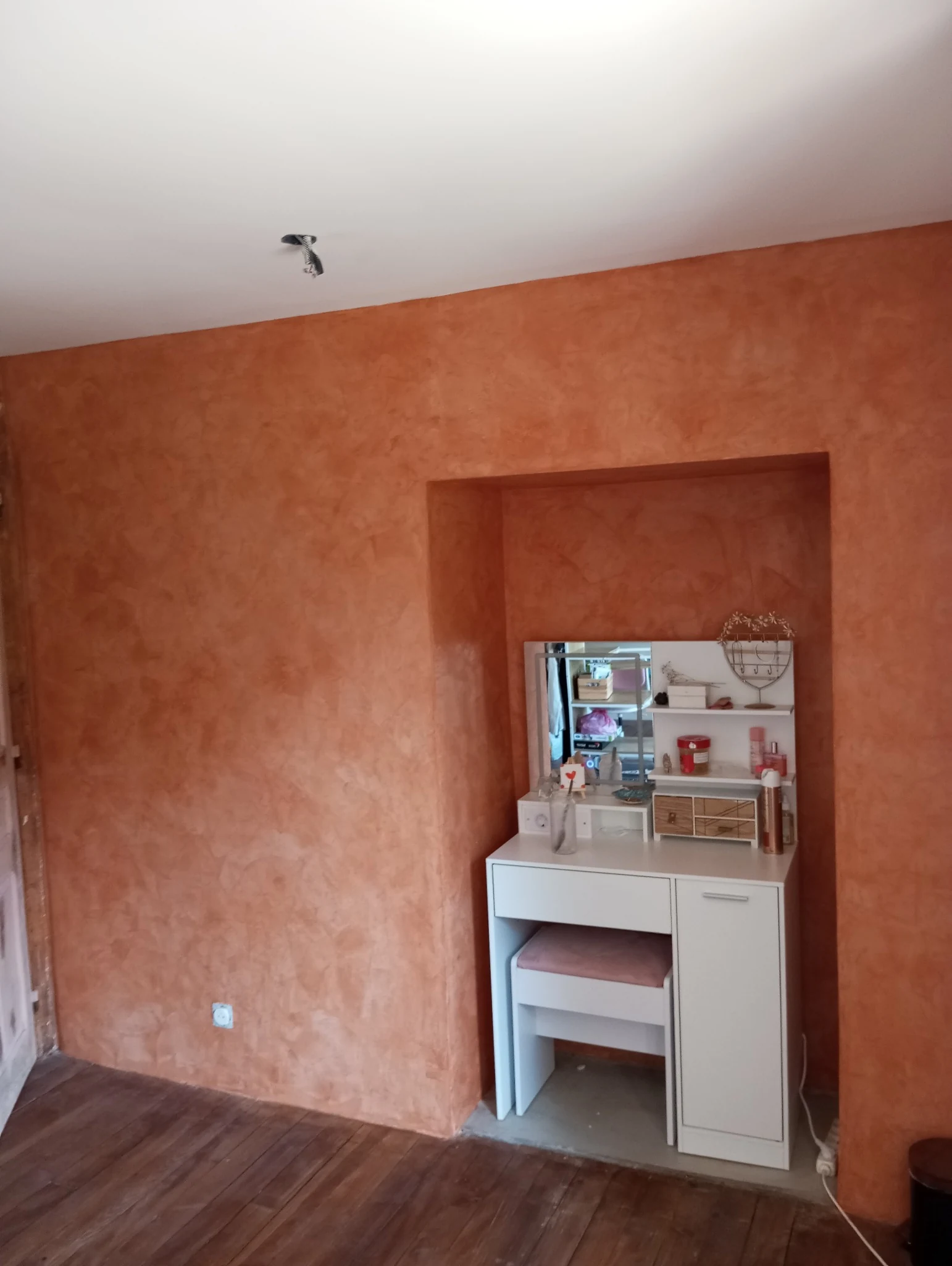 Mur fini avec enduit stucco après ratissage et cire d’abeille