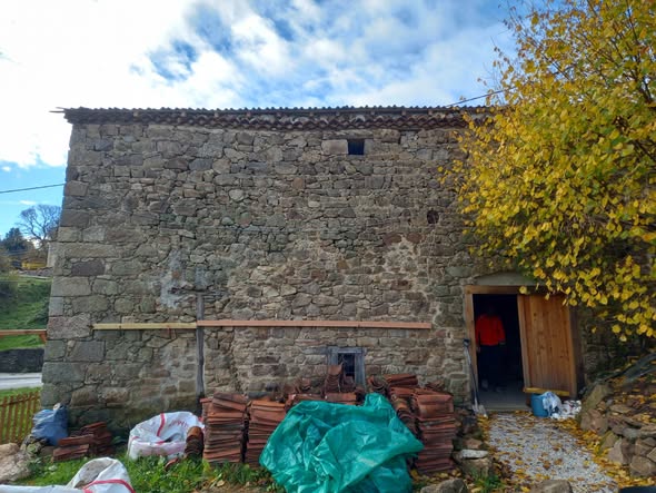 Façade en pierre avant création d’une terrasse bois