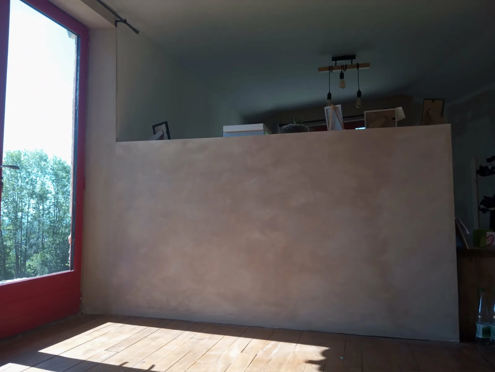 Détail de finition peinture chaux brossée sur la tête de lit